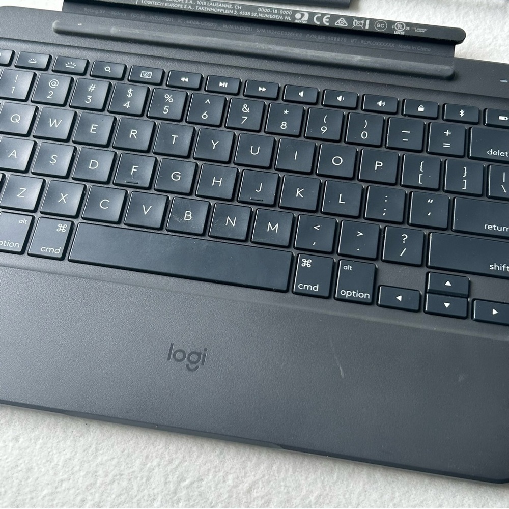 Logitech Slim Combo Keyboard Case for iPad - Black - Picture 4 of 6